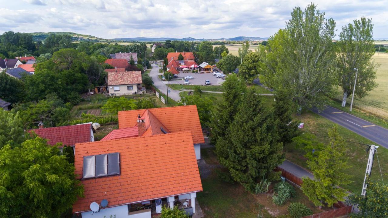 Huszar Vendeghaz Apartment Орвеняш Екстериор снимка