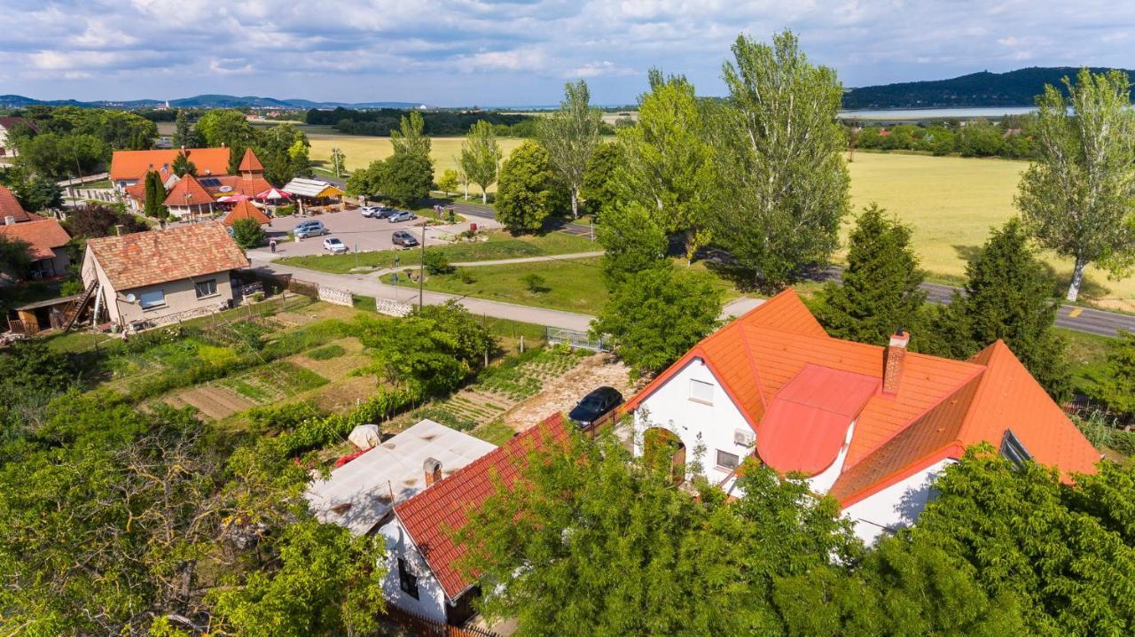 Huszar Vendeghaz Apartment Орвеняш Екстериор снимка