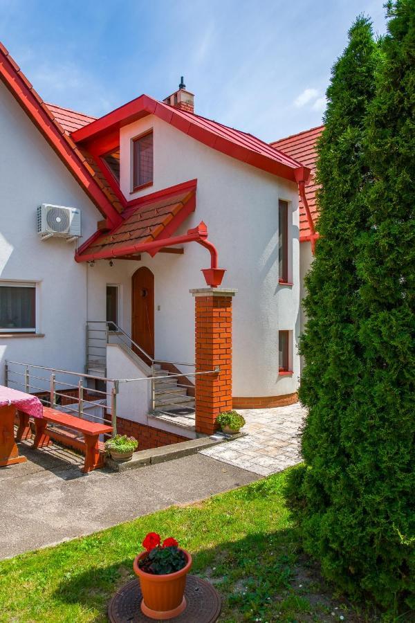 Huszar Vendeghaz Apartment Орвеняш Екстериор снимка