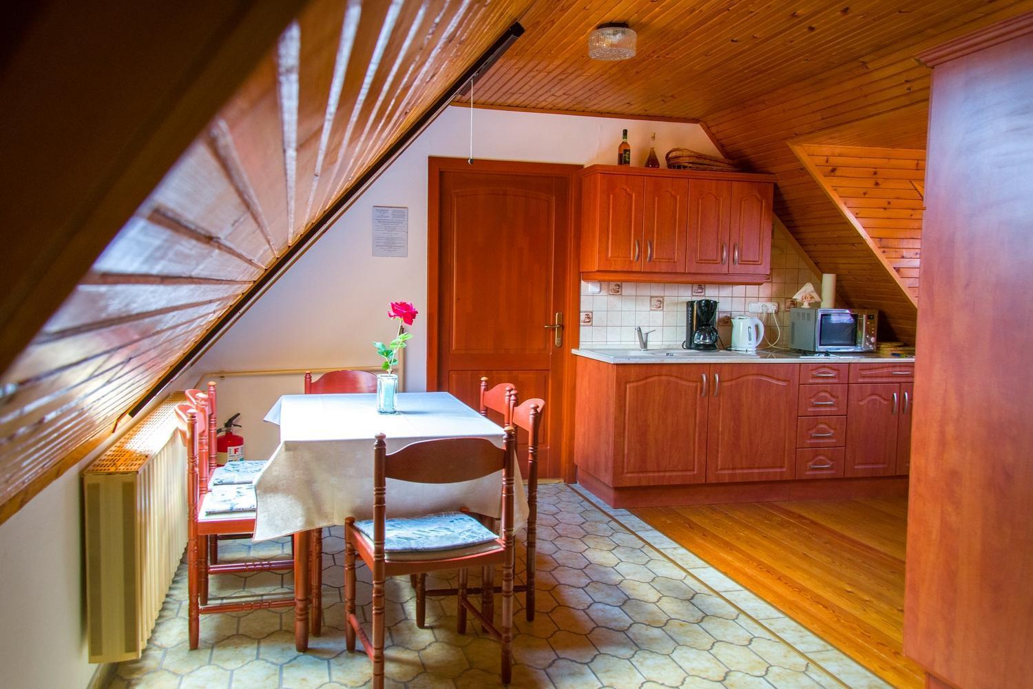 Huszar Vendeghaz Apartment Орвеняш Екстериор снимка