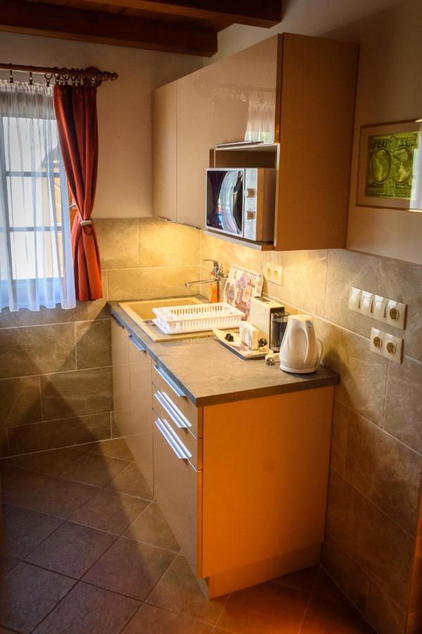 Huszar Vendeghaz Apartment Орвеняш Екстериор снимка