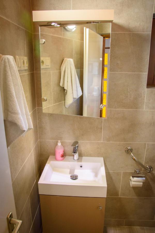 Huszar Vendeghaz Apartment Орвеняш Екстериор снимка